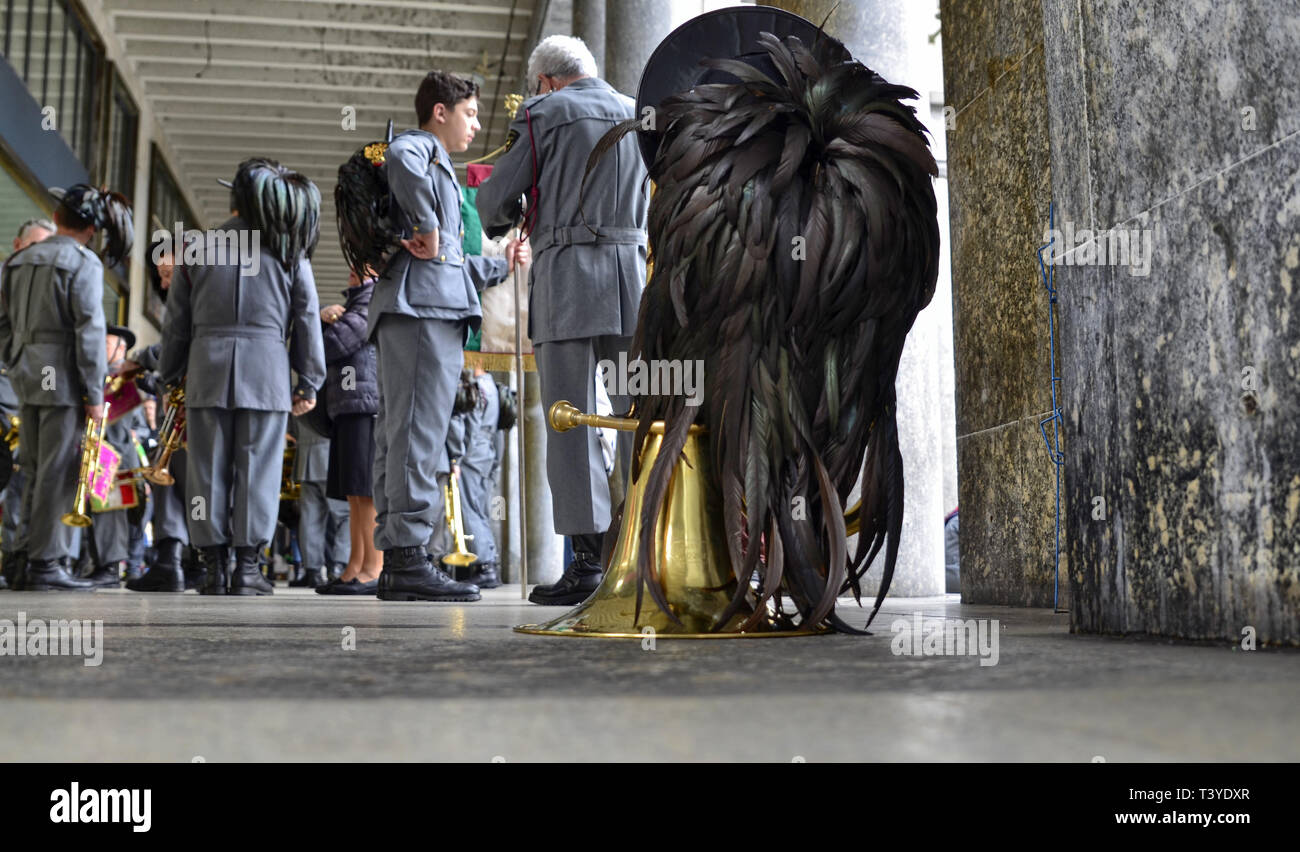 Turin, Piemont, Italien. April 2019. Eine Versammlung der Bersaglieri: Warten die Fanfare Performance, die sie miteinander sprechen zu starten. Im Vordergrund, t Stockfoto