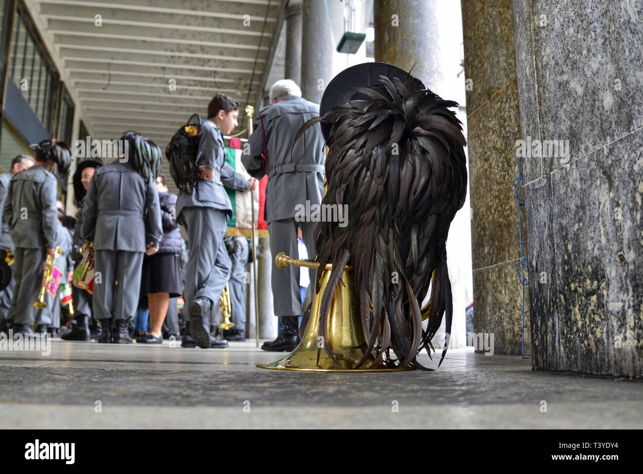 Turin, Piemont, Italien. April 2019. Eine Versammlung der Bersaglieri: Warten die Fanfare Performance, die sie miteinander sprechen zu starten. Im Vordergrund, t Stockfoto