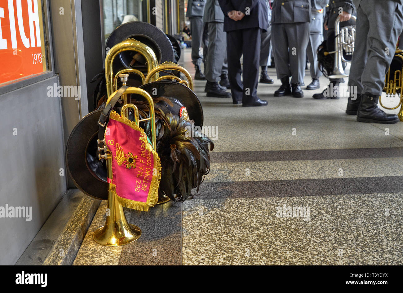 Turin, Piemont, Italien. April 2019. Eine Versammlung der Bersaglieri: Warten die Fanfare Performance, die sie miteinander sprechen zu starten. Im Vordergrund, t Stockfoto