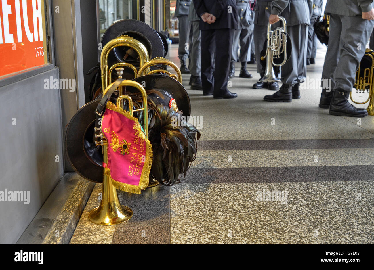 Turin, Piemont, Italien. April 2019. Eine Versammlung der Bersaglieri: Warten die Fanfare Performance, die sie miteinander sprechen zu starten. Im Vordergrund, t Stockfoto