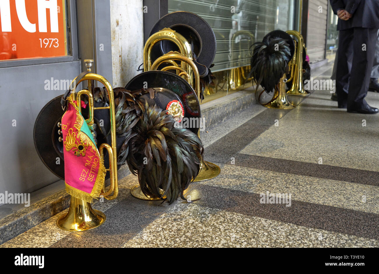 Turin, Piemont, Italien. April 2019. Eine Versammlung der Bersaglieri: Warten die Fanfare Performance, die sie miteinander sprechen zu starten. Im Vordergrund, t Stockfoto
