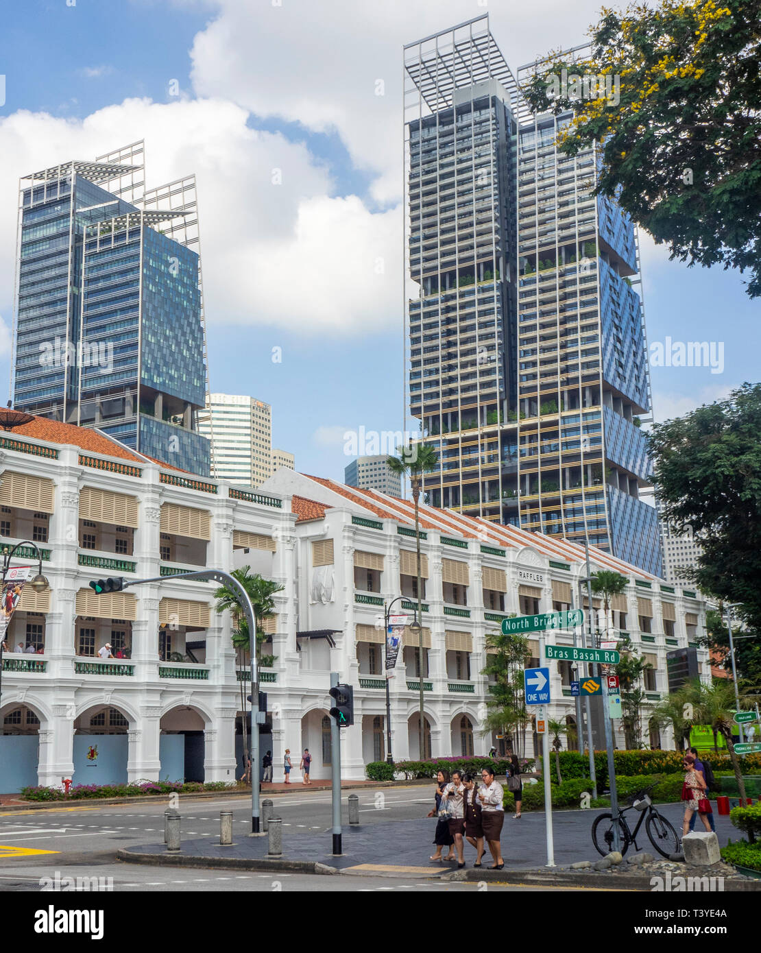 South Beach Tower und JW Marriott Hotel mit Blick auf das Raffles Hotel, Bras Basah Singapur. Stockfoto