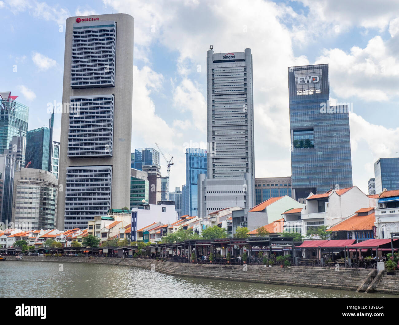 Restaurants Futter Boat Quay am Singapore River, der durch die CBD Central Business District von Singapur. Stockfoto
