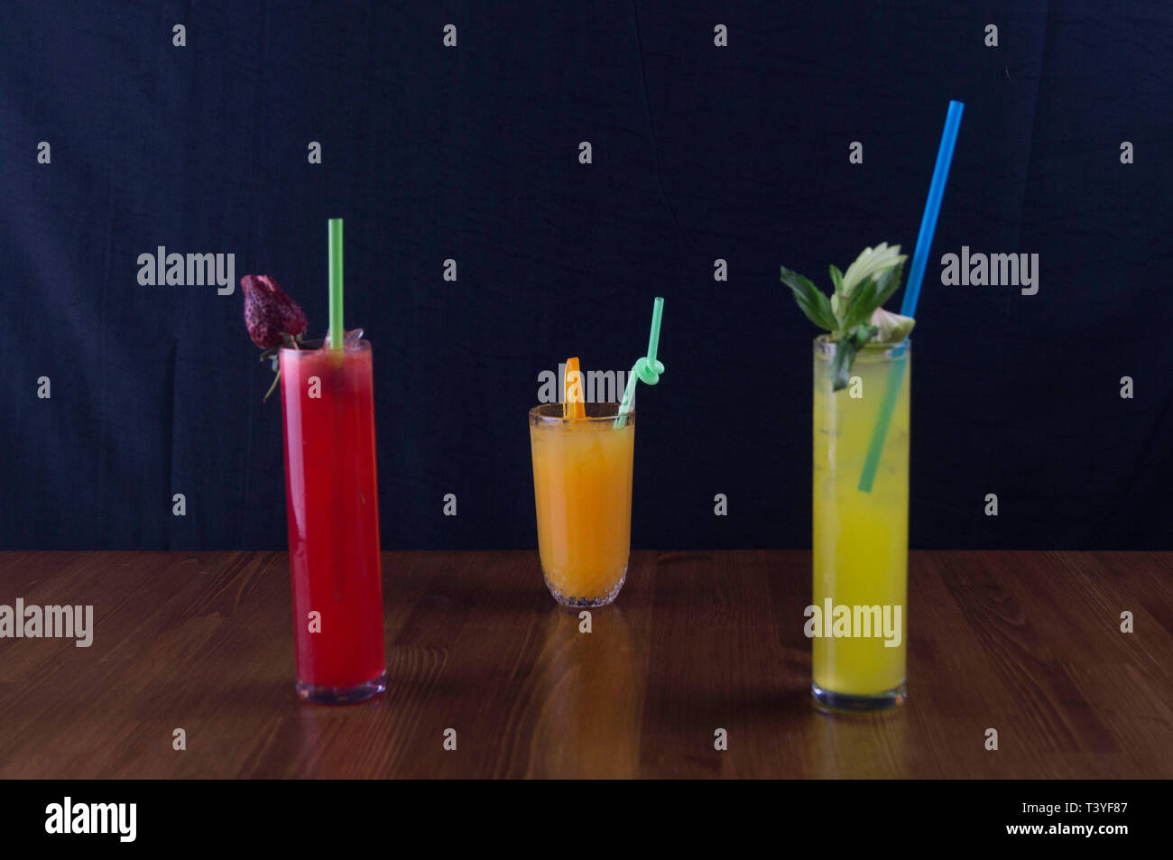 Tabelle geätzt Limonade und Kirschsaft Stockfoto