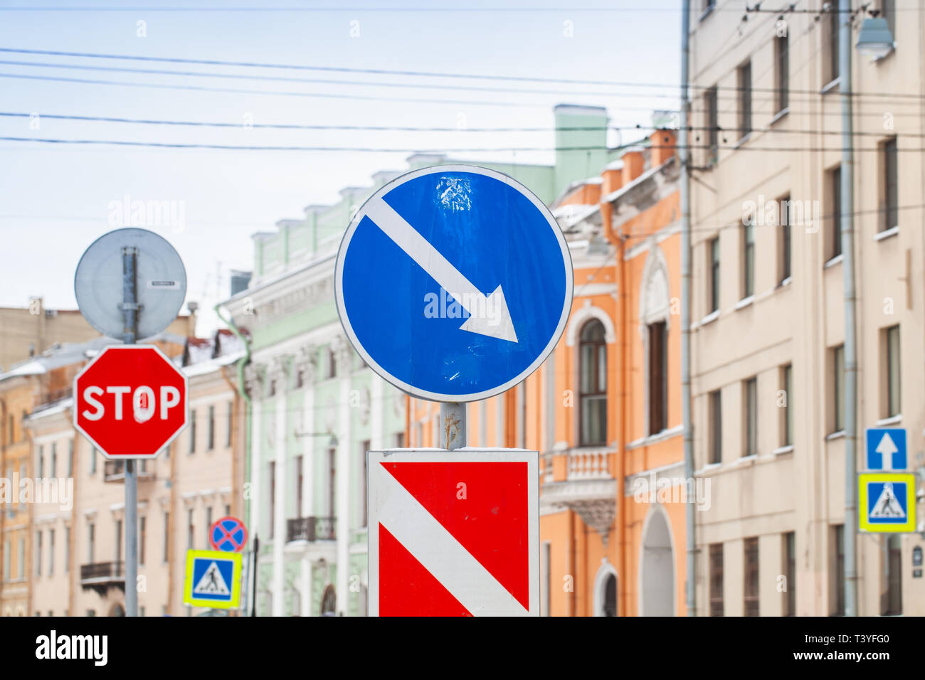 Urban Verkehrszeichen über Wohn häuser Wände Stockfoto
