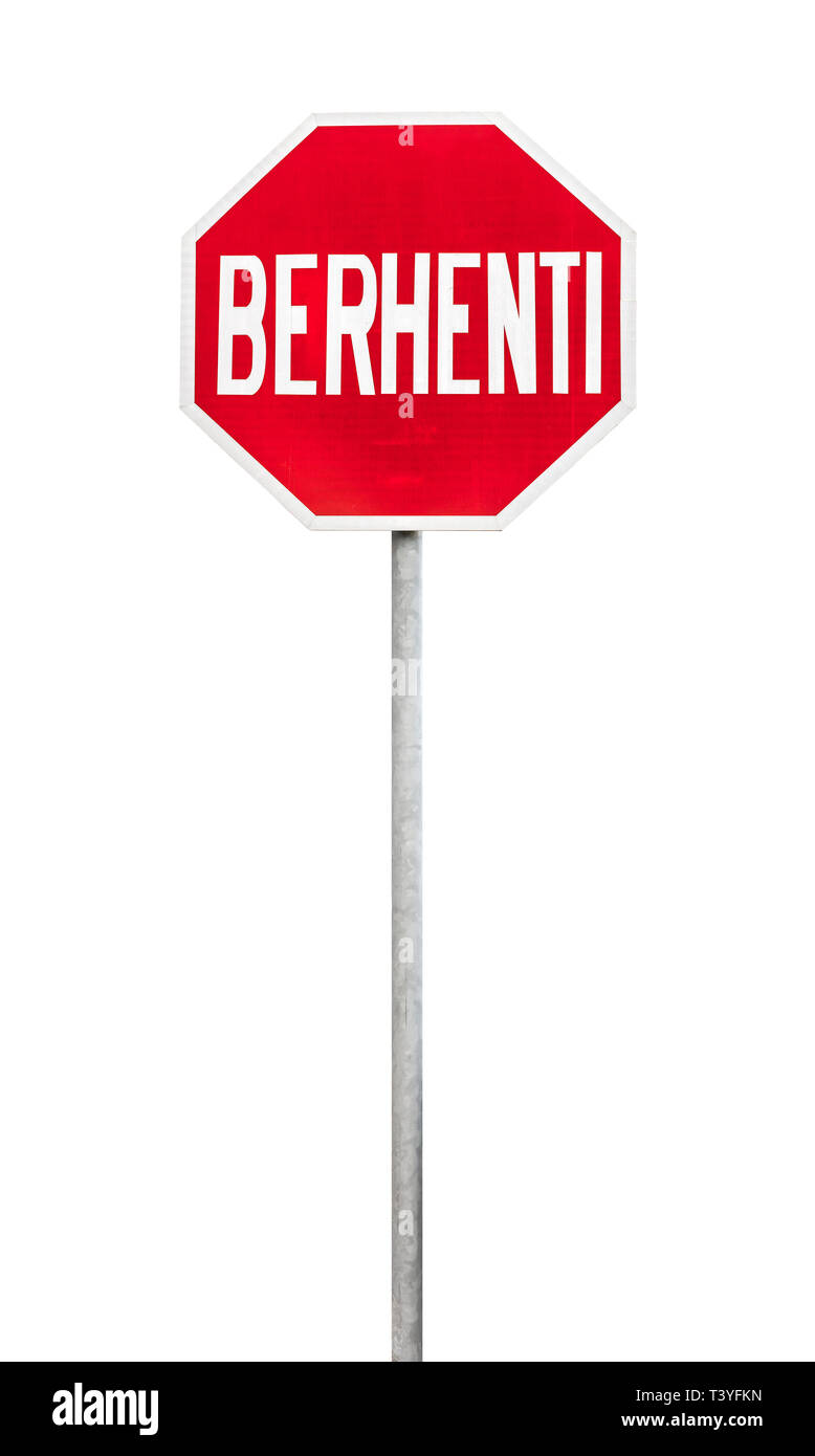 Stop Schild mit Indonesischen text auf Metall Pol auf weiße, senkrechte Foto isoliert Stockfoto
