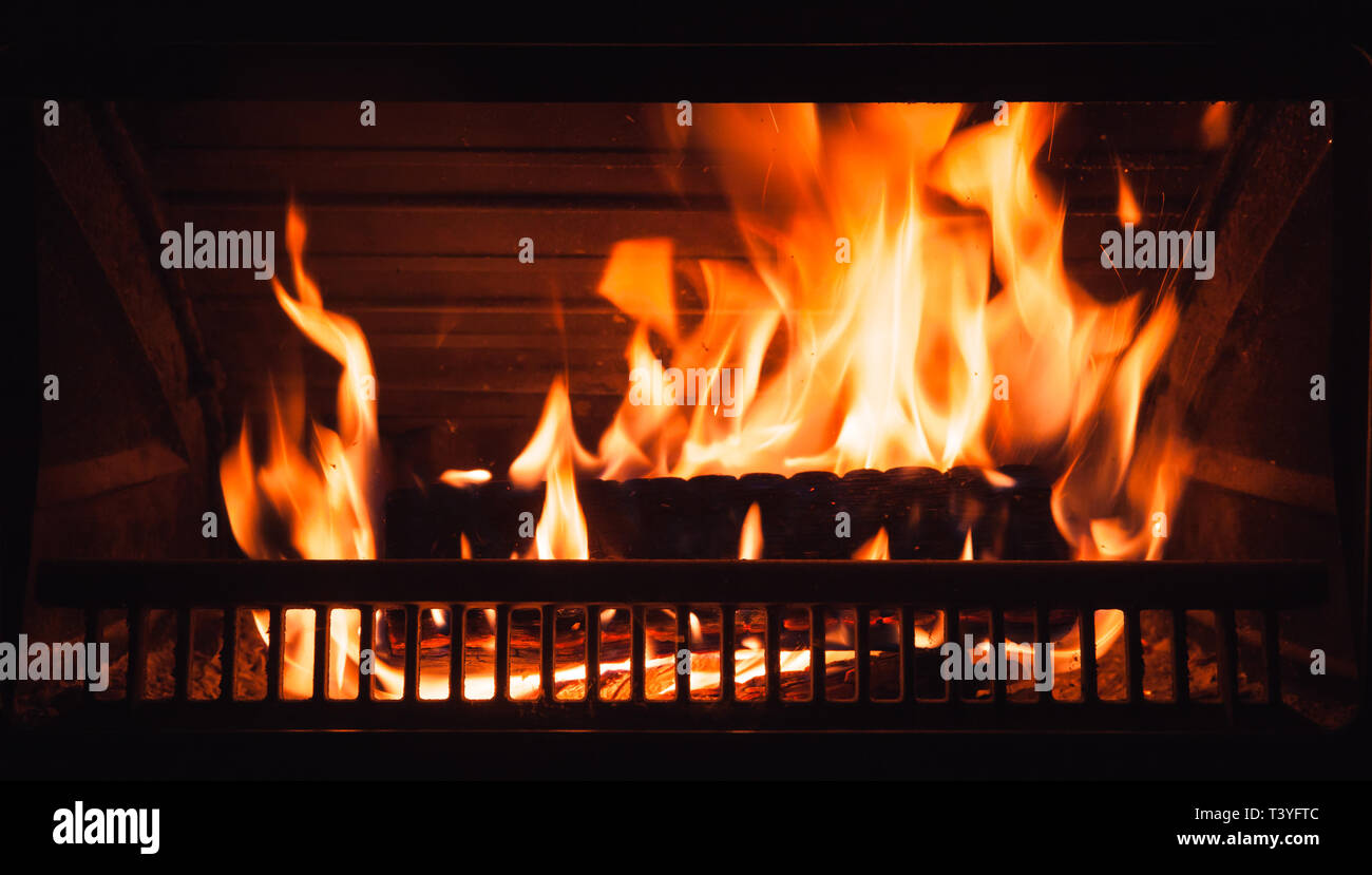 Kamin brennen in der Nacht, in der Nähe Hintergrund Foto Stockfoto