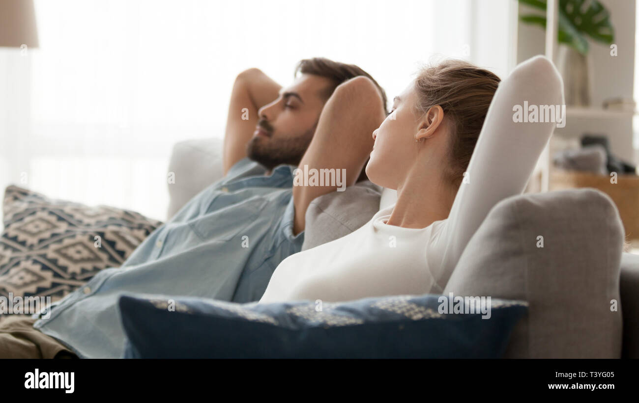 Friedlicher Mann und Frau lehnte sich auf dem Sofa entspannen zurück Stockfoto