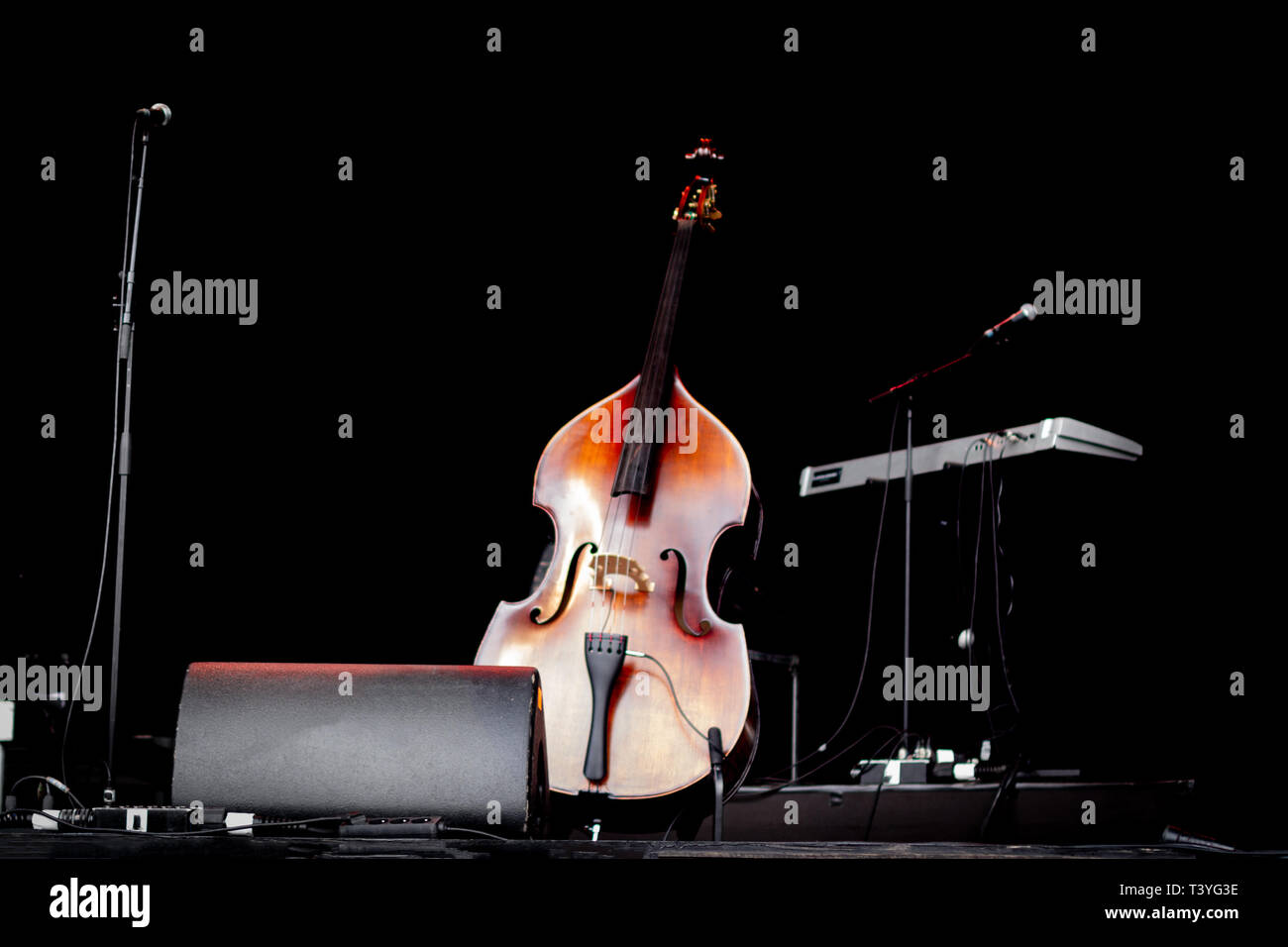 Cello (Violoncello) in der Mitte eines leeren Bühne bei einem Konzert Stockfoto