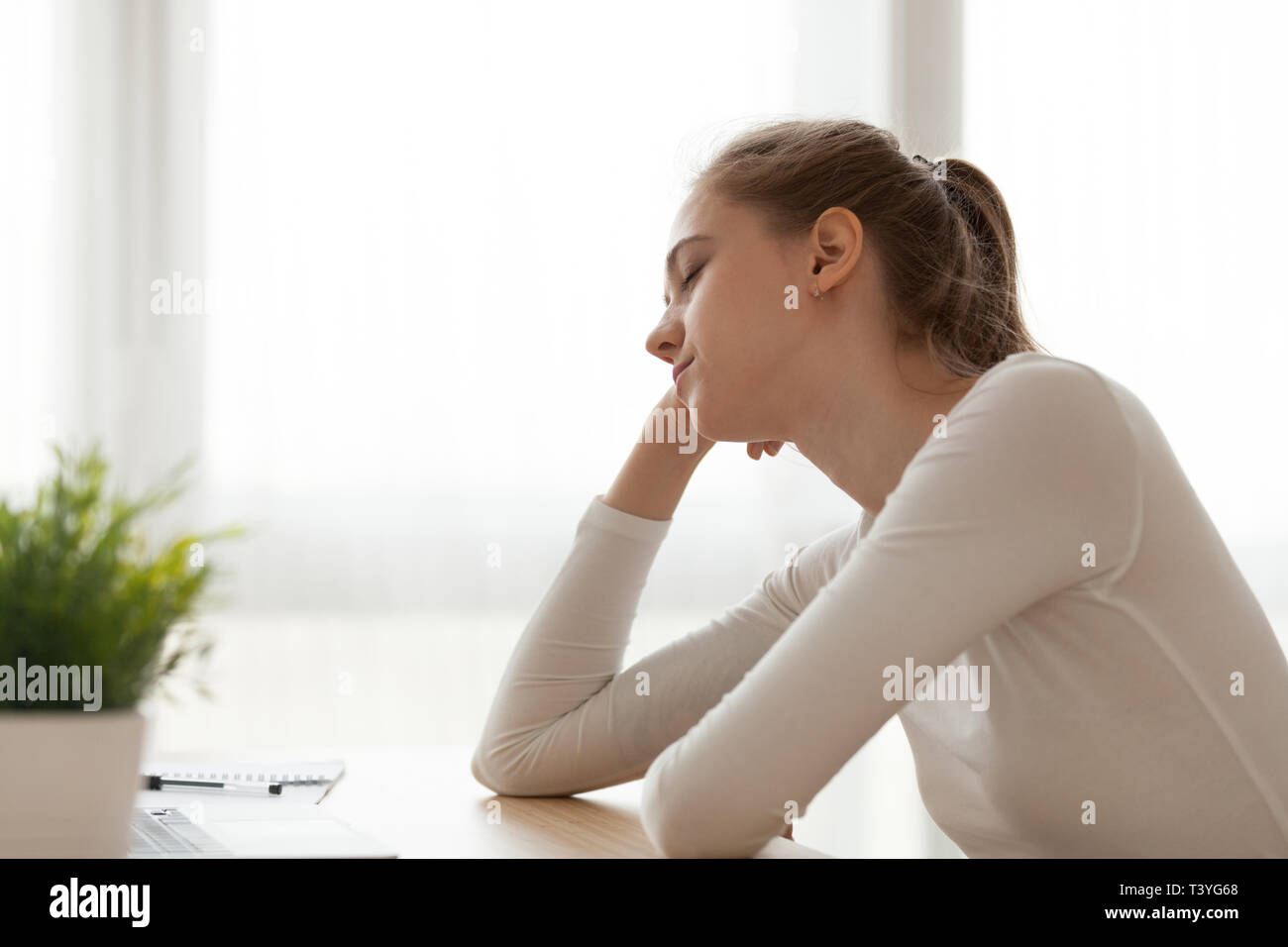 Müde, erschöpft, Frau am Schreibtisch einzuschlafen Sitzen, Arbeiten zu lang Stockfoto