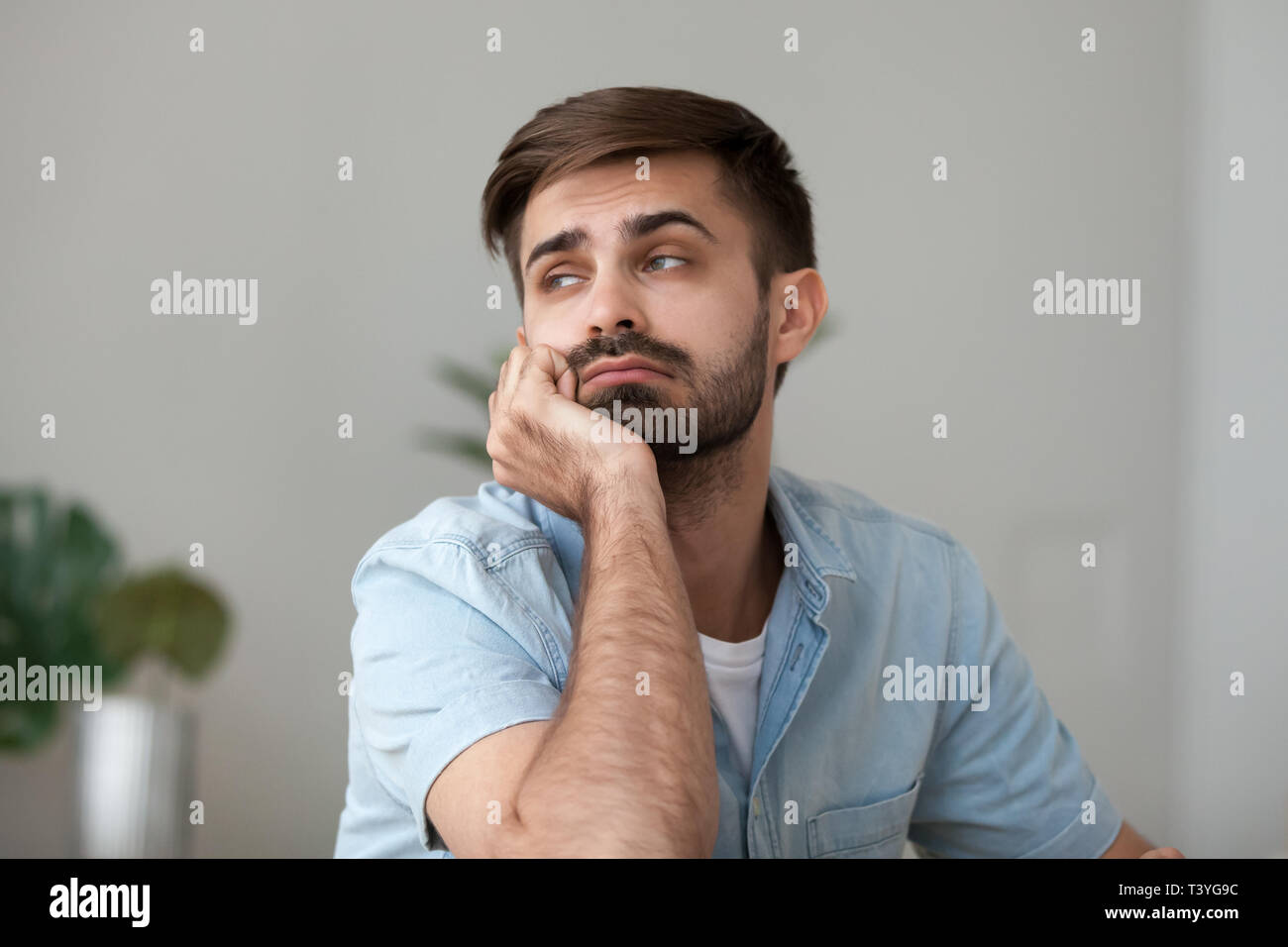 Müde, gelangweilt Mann in der Ferne suchen, Gefühl, faul, mangelnde Motivation Stockfoto