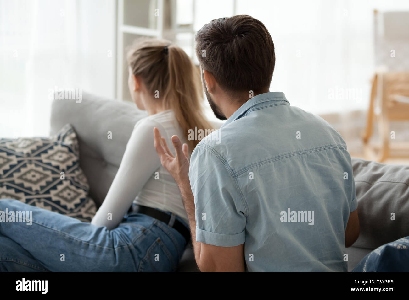 Zornigen Mann schrie Frau, separat sitzen, Beziehungen, Problem Stockfoto