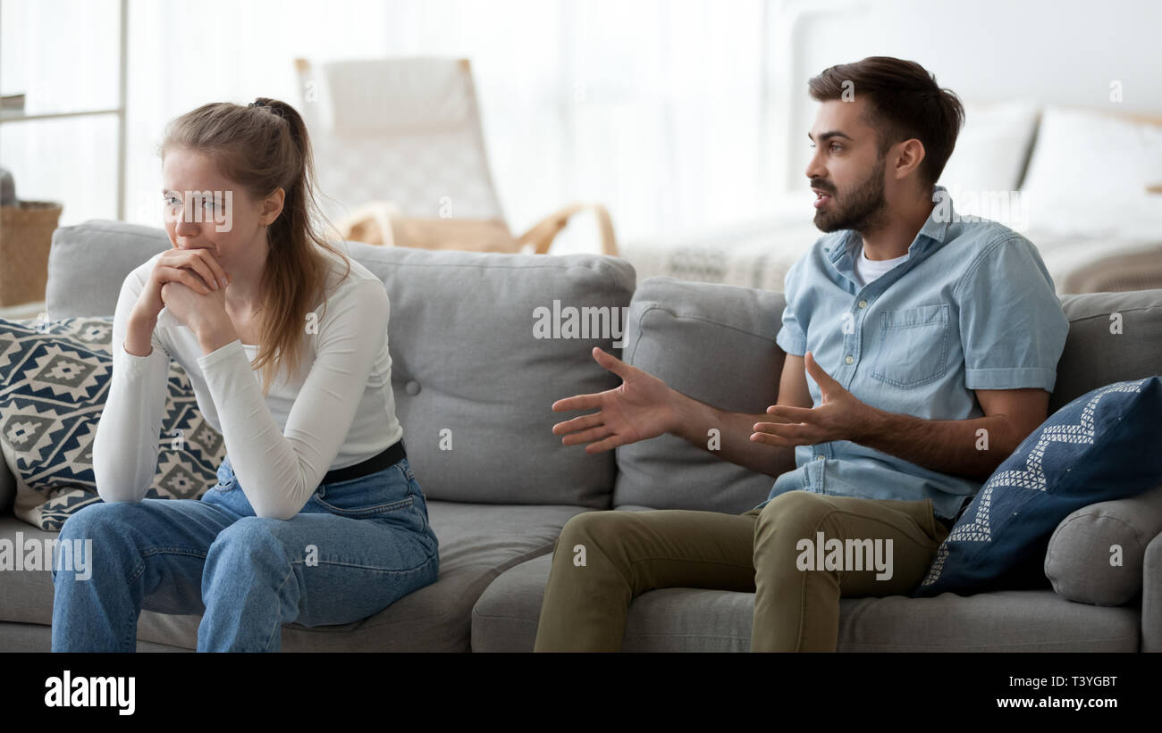 Zornigen Mann unglücklich umgekippt weinende Frau zu Hause Vorträge Stockfoto