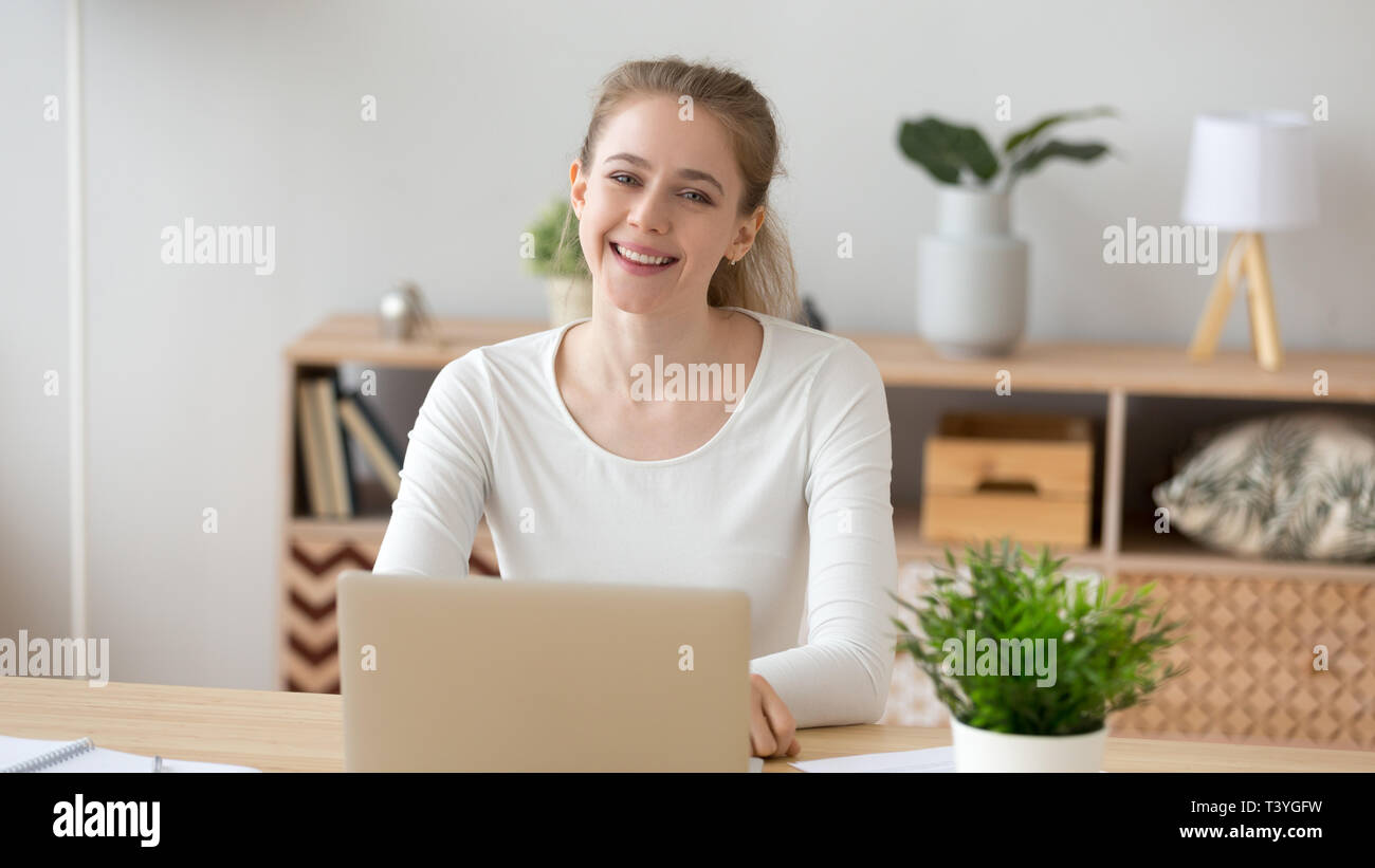 Kopf geschossen Portrait von lächelnde Frau, Mitarbeiter mit Laptop am Arbeitsplatz Stockfoto