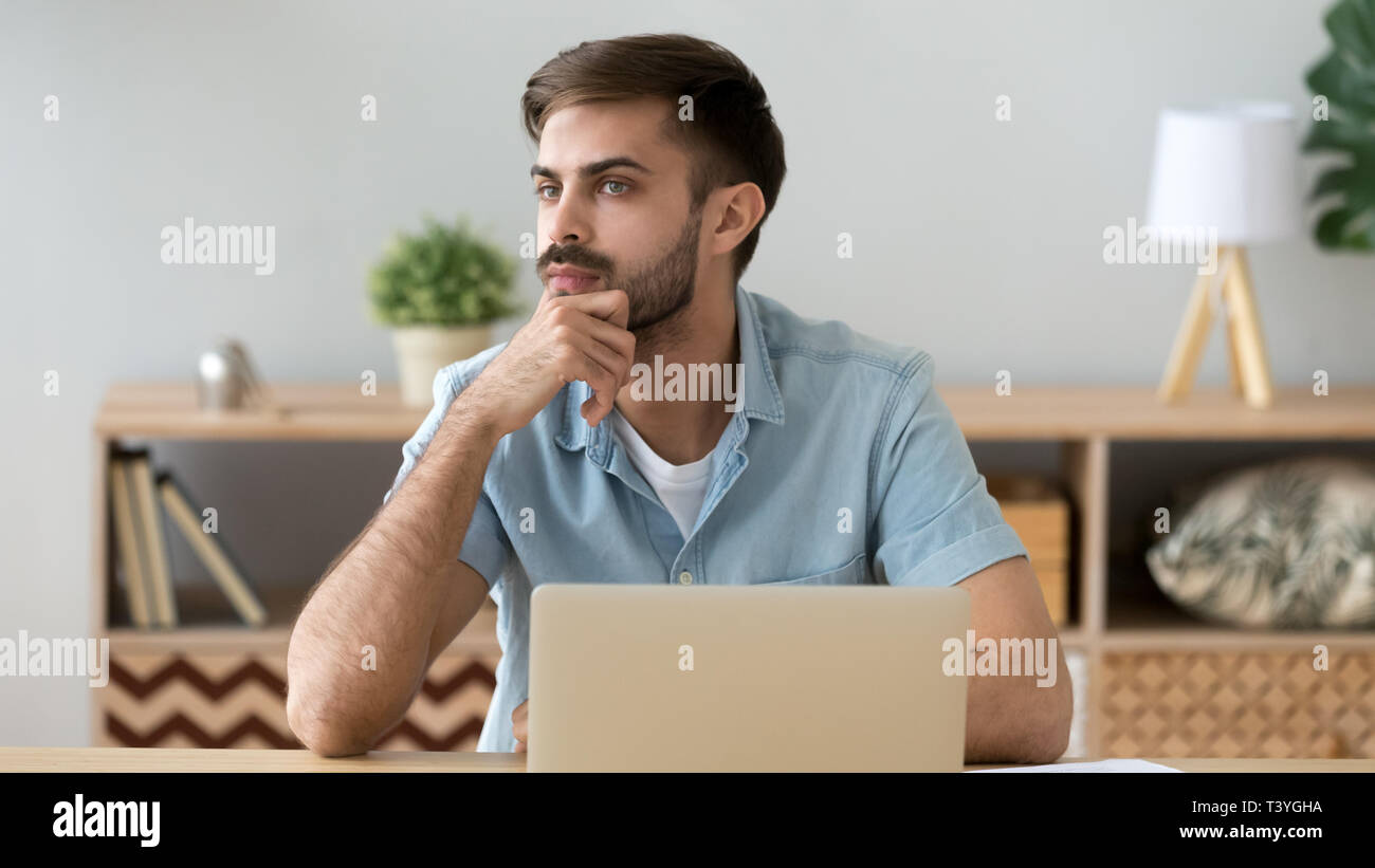 Nachdenklich ernsten Kursteilnehmer oder Büroangestellter über Online Projekt denken Stockfoto