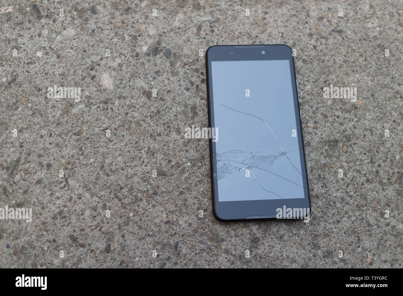 Smartphone mobile fallen auf dem Estrich mit Touch Screen gebrochen. Stockfoto