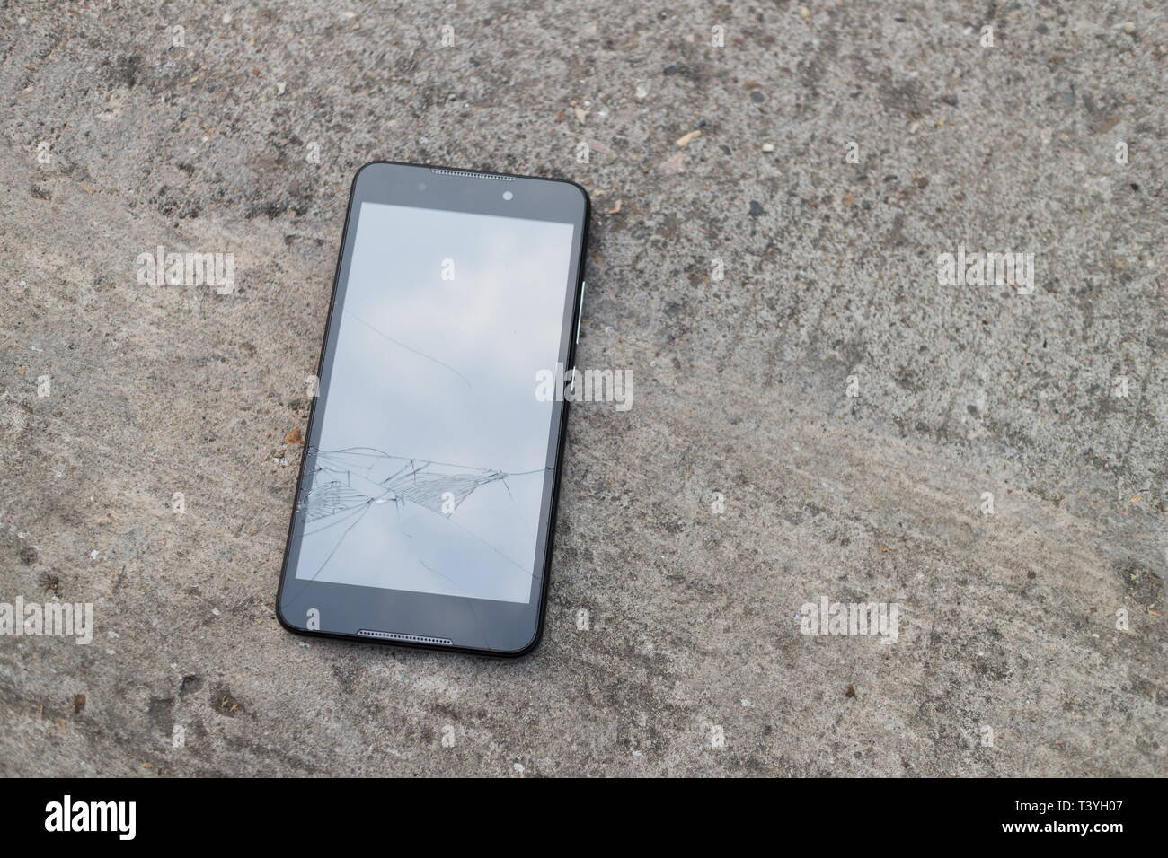 Smartphone mobile fallen auf dem Estrich mit Touch Screen gebrochen. Stockfoto