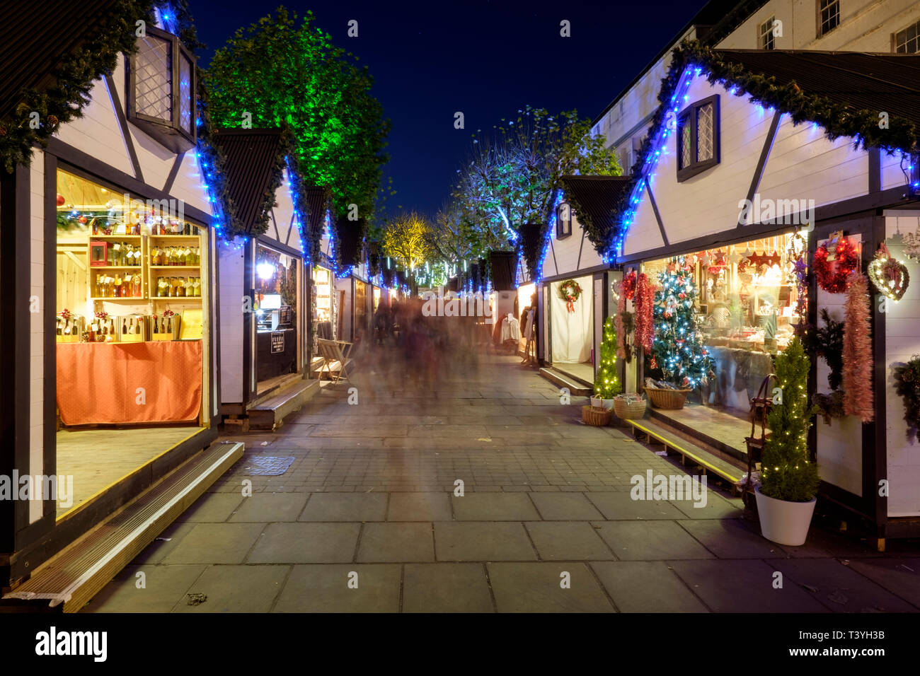 England, North Yorkshire, York City. Weihnachtsmarkt auf die Parliament Street. Stockfoto