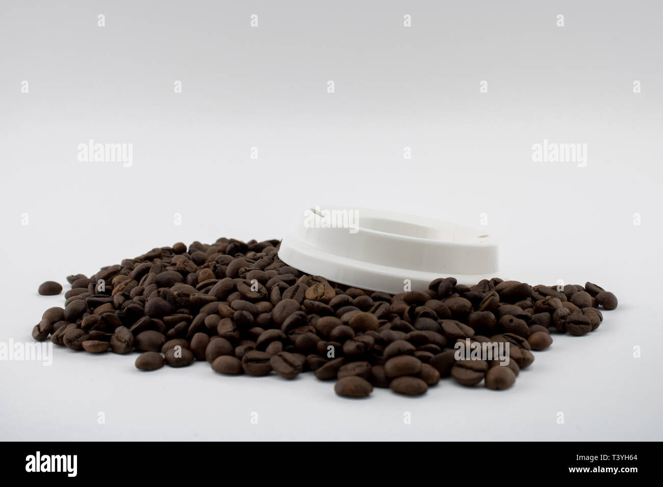 Deckel des Papiers Tasse Kaffee auf Kaffeebohnen, weißen Hintergrund. Stockfoto