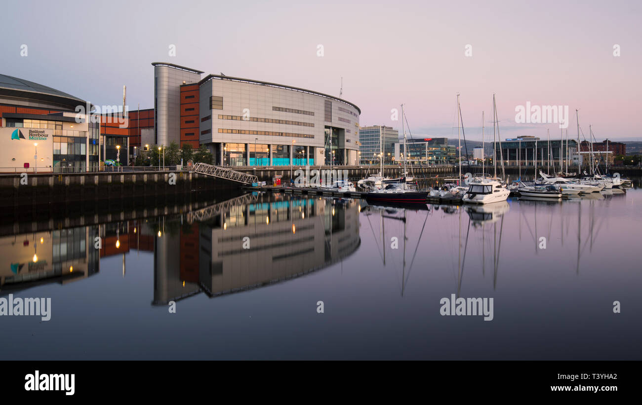 Nordirland, Belfast, Belfast Harbour Marina. Boote auf dem Wasser des Belfast Harbour Marina in der Dämmerung wider. Stockfoto