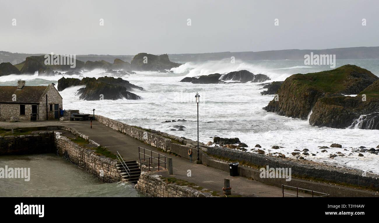 Stürmische Meere in Ballintoy Hafen, North Antrim Coast, Nordirland, Großbritannien Stockfoto