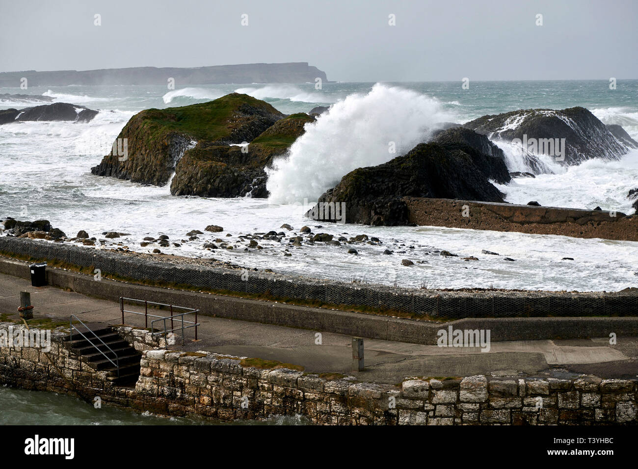 Stürmische Meere in Ballintoy Hafen, North Antrim Coast, Nordirland, Großbritannien Stockfoto