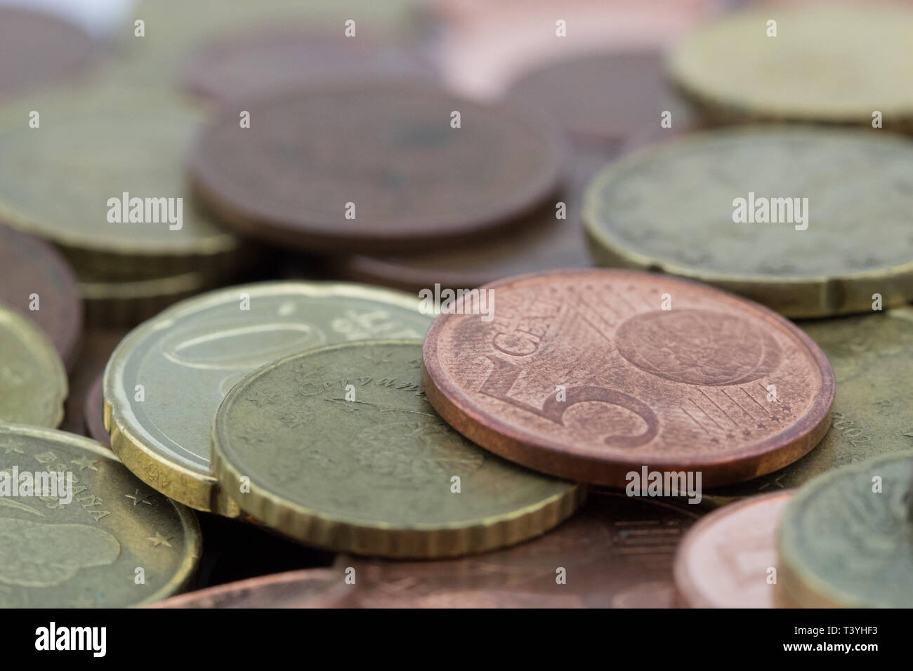 Euro Cent Münzen mit einem kleinen Wert. Einsparungen von Münzen. Münzen fünfzig Cent, 20 Cent und 5 Cent. Stockfoto