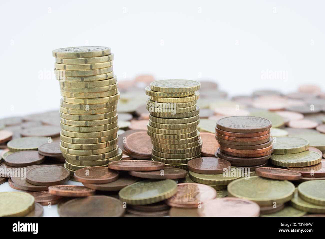 Stapel von Euro Cent Münzen verschiedener Wert auf weißem Hintergrund. Wirtschaft. Stockfoto