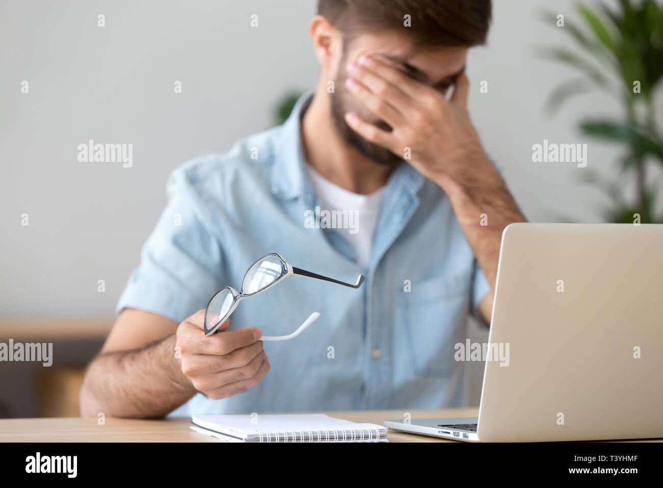 Menschen leiden unter trockenen Augen Syndrom nach langer Arbeit am Computer Stockfoto