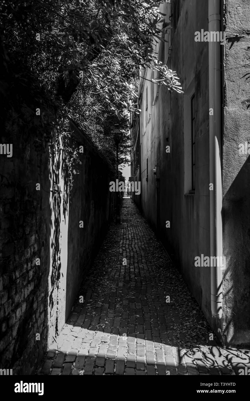 Licht und Schatten in einer Langen Gasse Stockfoto