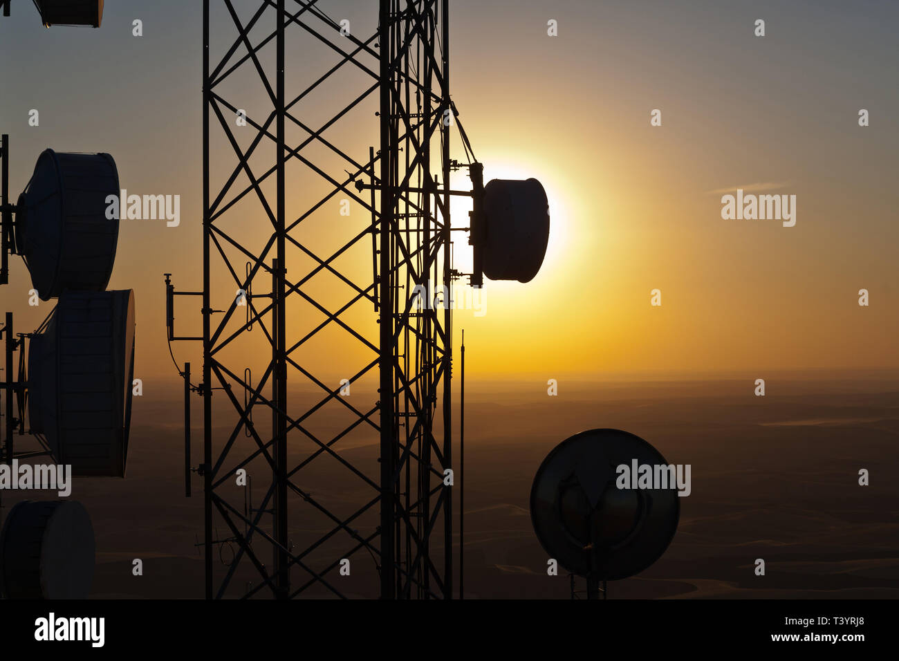 Silhouette der Fernmeldeturm gegen Sonnenuntergang Himmel Stockfoto