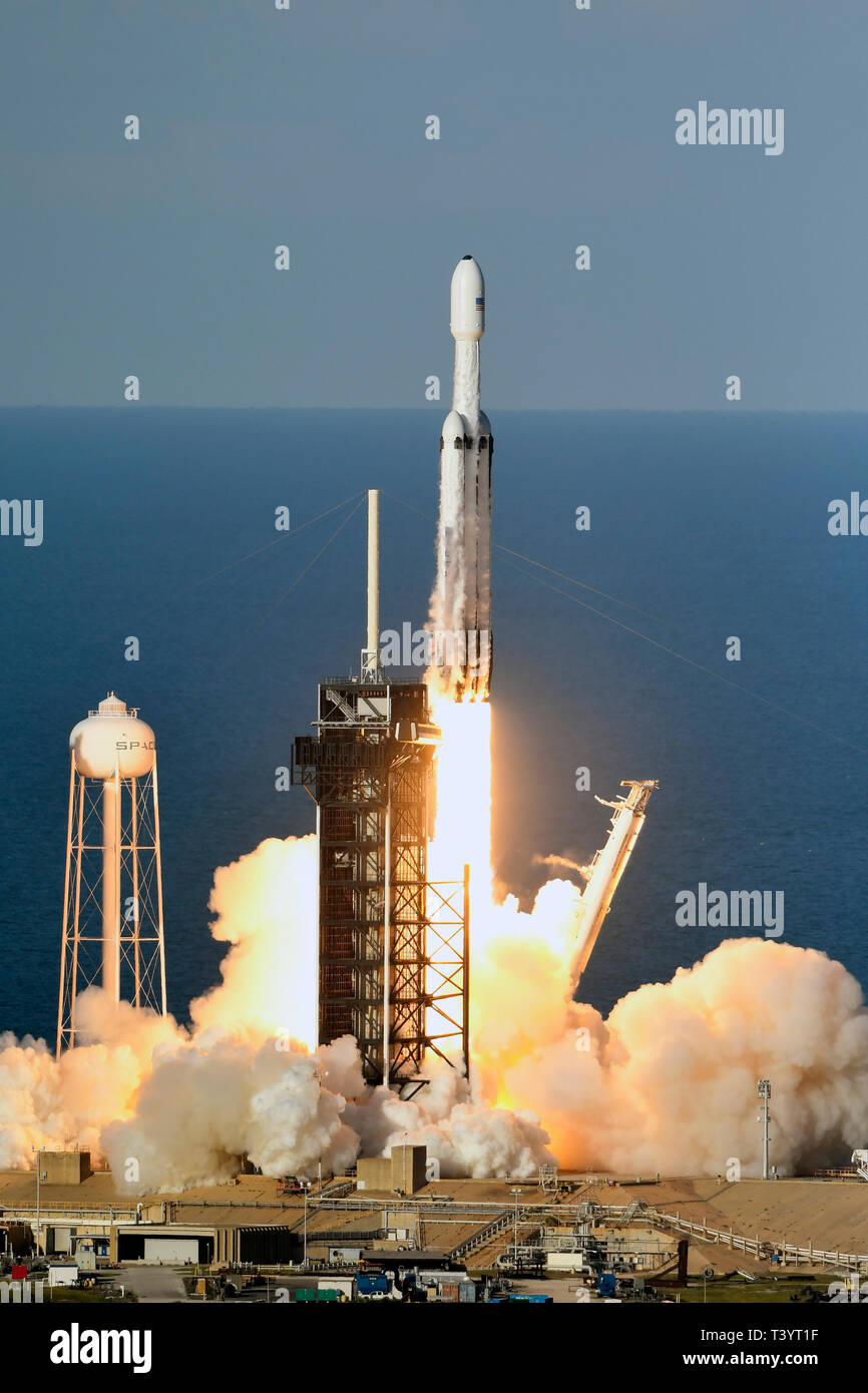 Eine SpaceX Falcon 9 Heavy Rakete hebt ab um 6:35 Uhr auf dem Kennedy Space Center, Florida am 11. April. 2019. Die Rakete ist die Steigerung der Arabsat 6 Satel Stockfoto