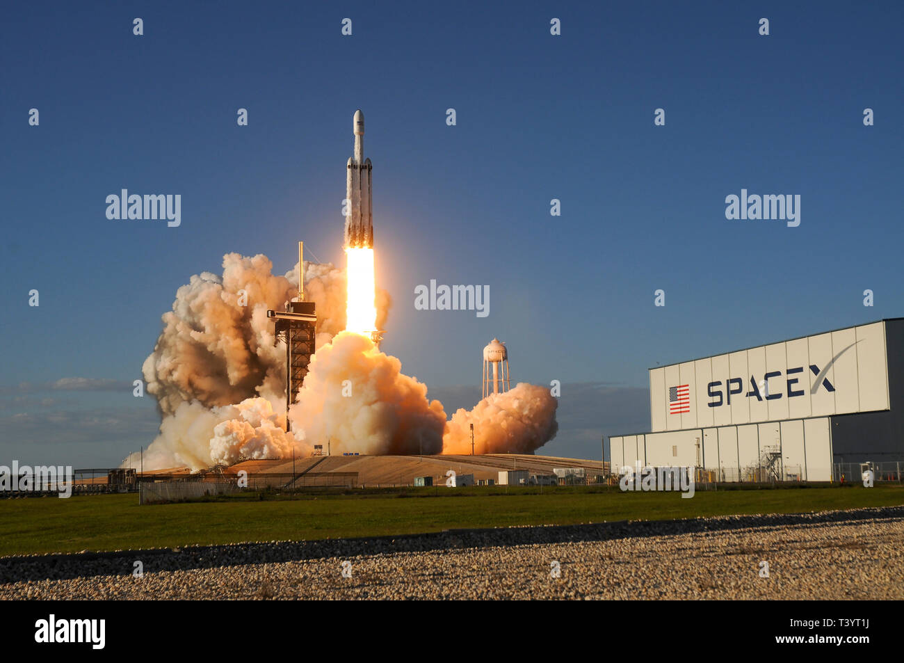 Eine SpaceX Falcon 9 Heavy Rakete hebt ab um 6:35 Uhr auf dem Kennedy Space Center, Florida am 11. April. 2019. Die Rakete ist die Steigerung der Arabsat 6 Satel Stockfoto