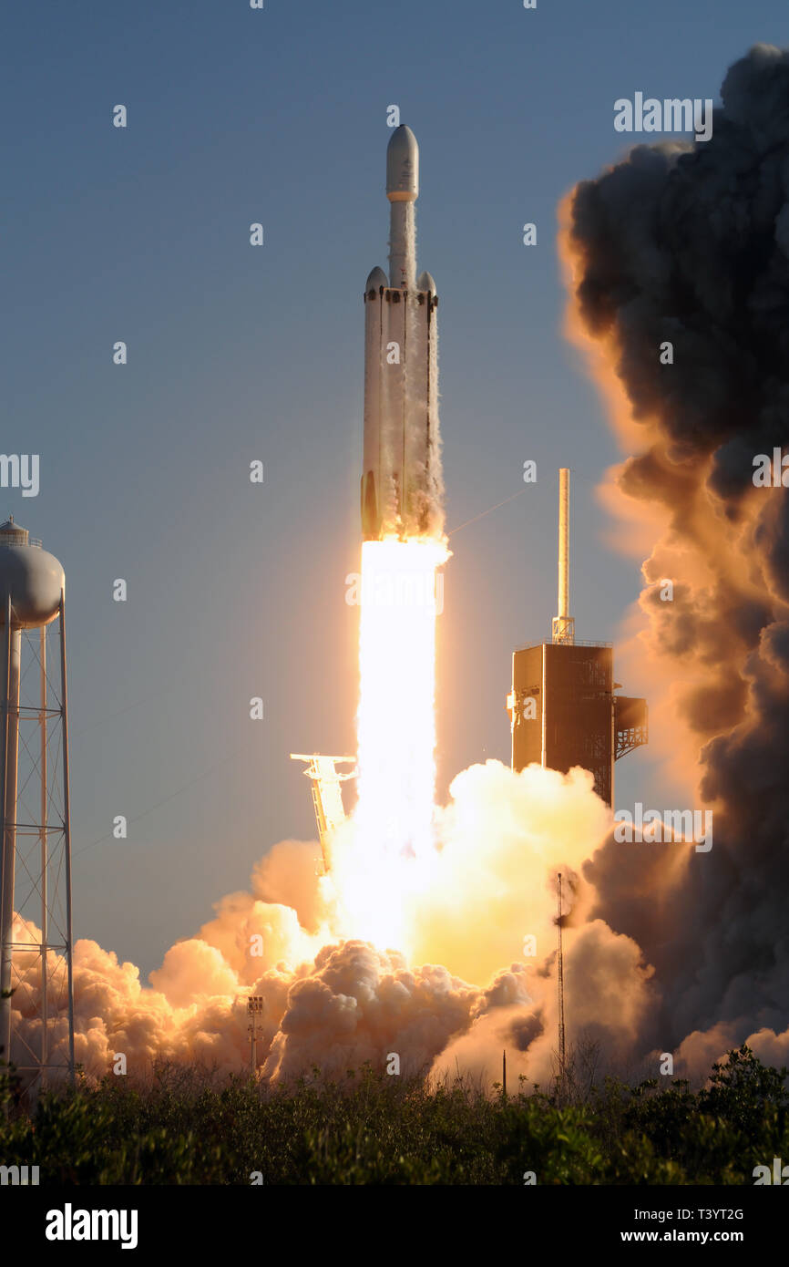 Eine SpaceX Falcon 9 Heavy Rakete hebt ab um 6:35 Uhr auf dem Kennedy Space Center, Florida am 11. April. 2019. Die Rakete ist die Steigerung der Arabsat 6 Satel Stockfoto
