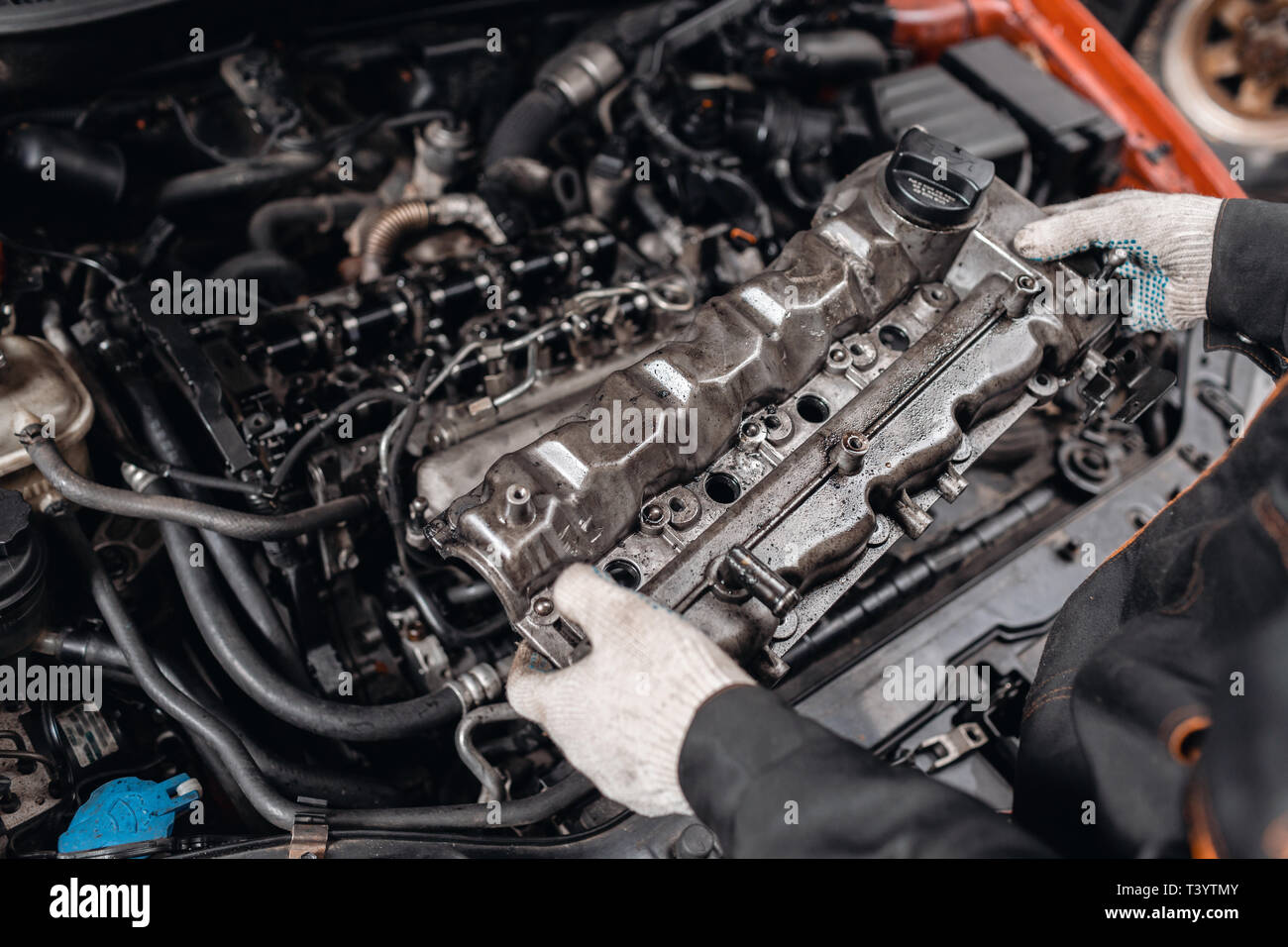 Mechaniker nehmen zu den Stücken Motor Kopf. Reparatur von modernen Diesel, Arbeiter Hände und Werkzeug. Stockfoto