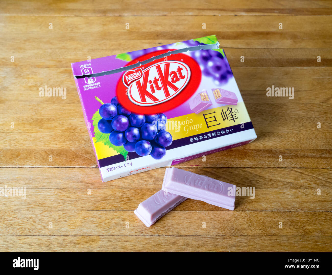 Eine japanische Kyoho Trauben Kit Kat Schokoriegel. Stockfoto