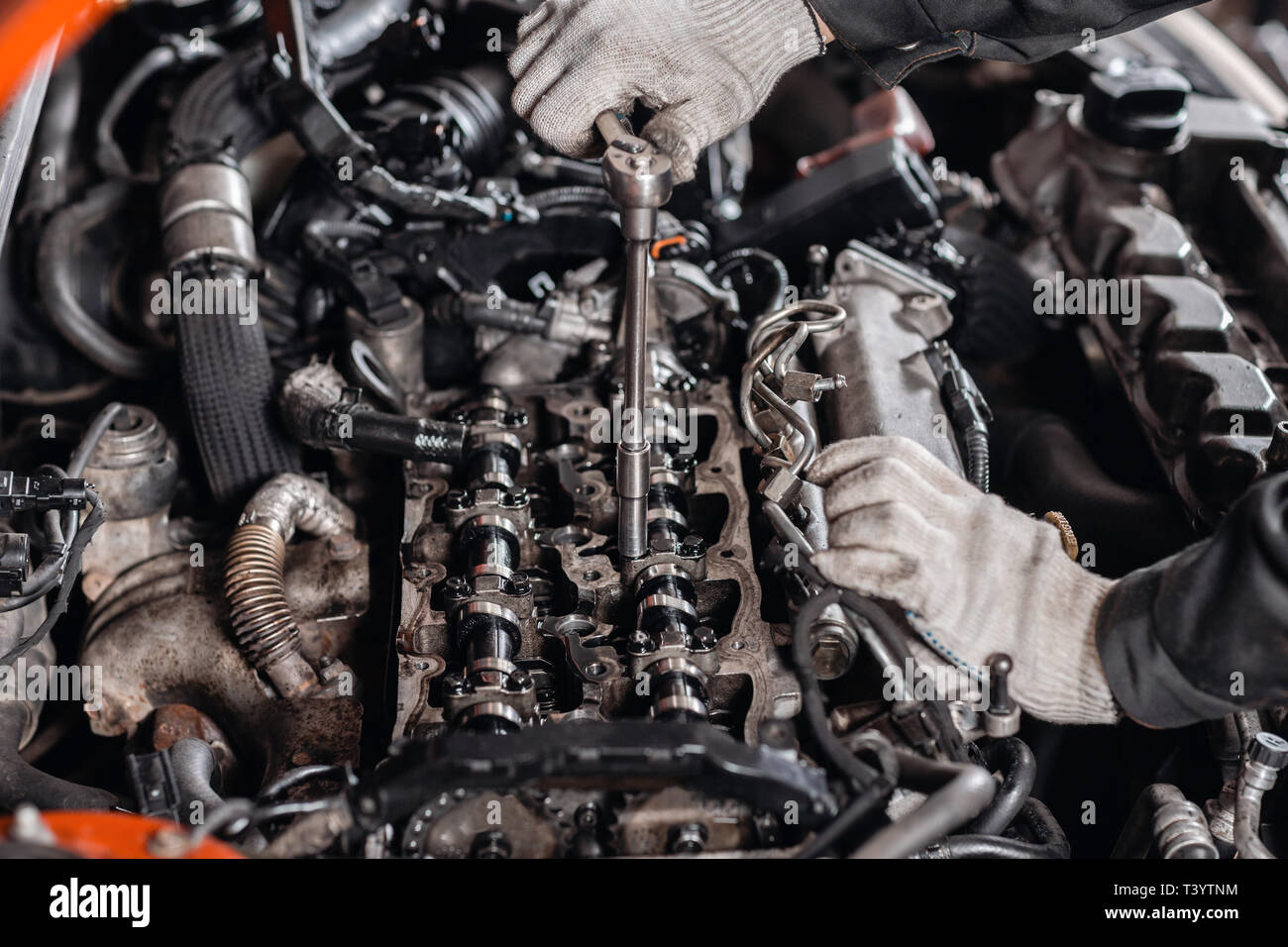 Schraubt die Mutter mit dem Werkzeug. Reparatur von modernen Diesel, Arbeiter Hände und Werkzeug. Stockfoto