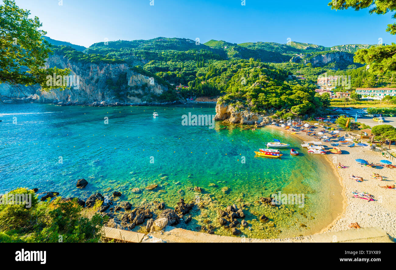 Schöner Strand und Boot in Paleokastritsa, Korfu, Griechenland Stockfoto