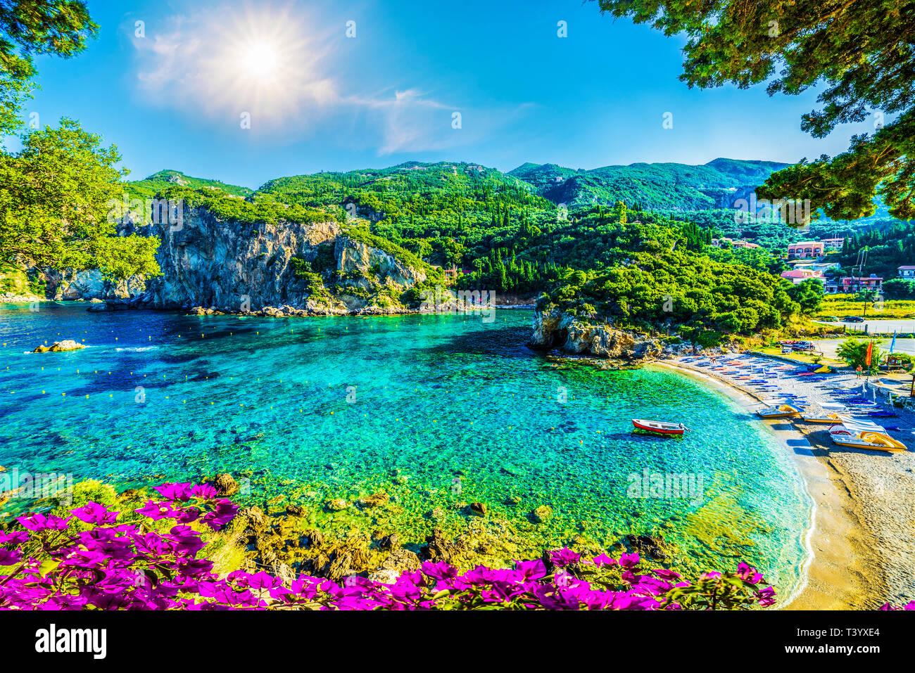 Herrliche Bucht mit kristallklarem Wasser in Paleokastritsa, Korfu, Griechenland Stockfoto