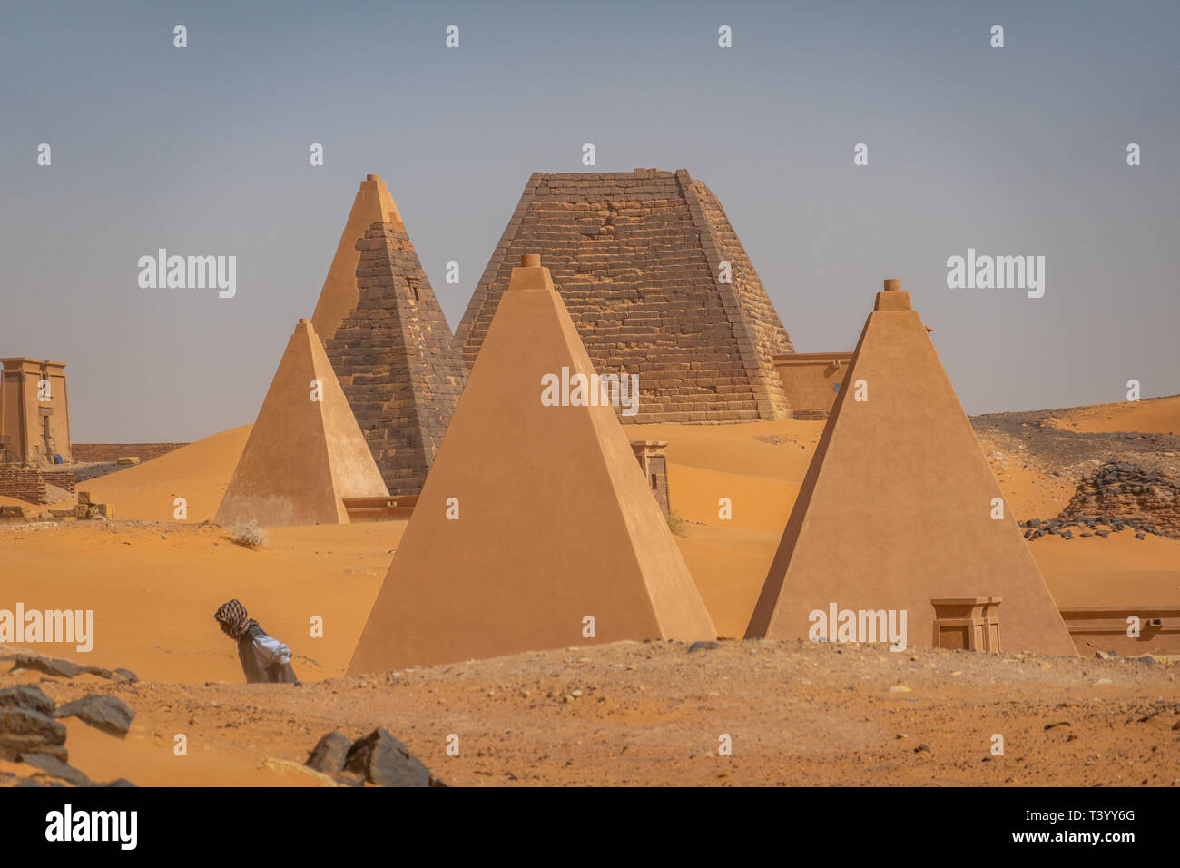 Meroe, Sudan, Februar 10., 2019: Wiederherstellung der schwarzen Pharaonen Pyramiden von Meroe im Sudan Stockfoto