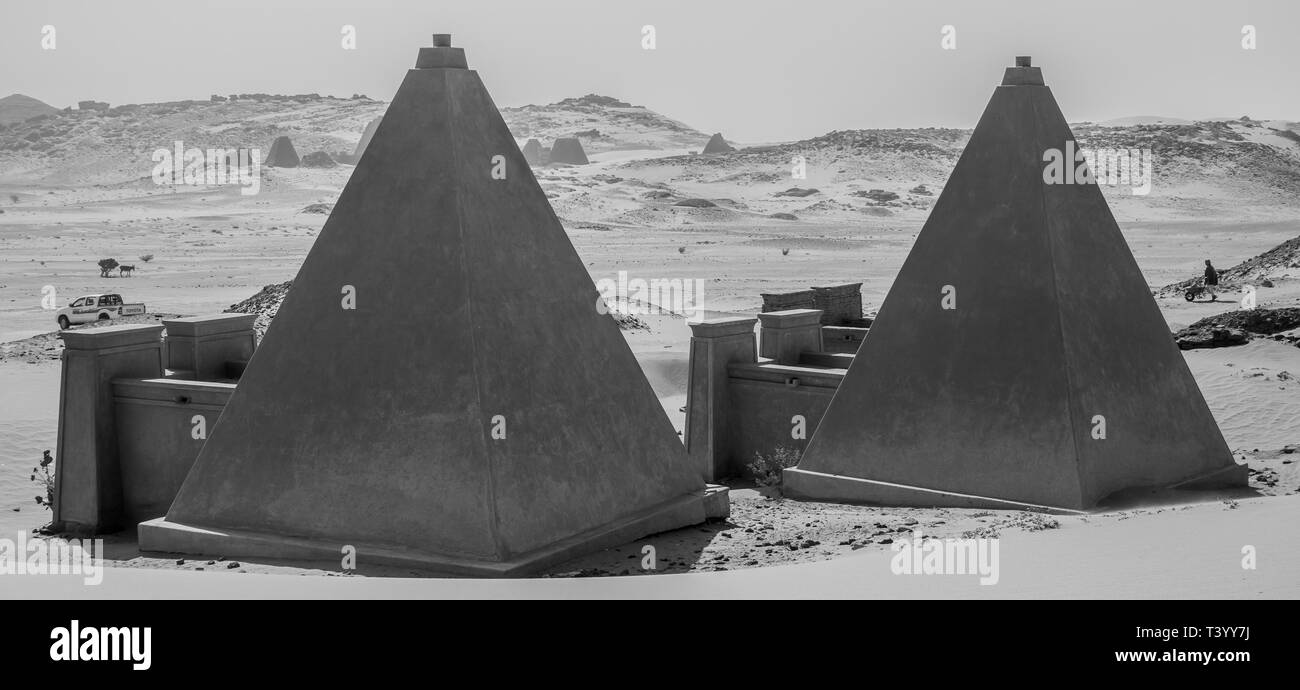 Meroe, Sudan, Februar 10., 2019: Wiederherstellung der schwarzen Pharaonen Pyramiden von Meroe im Sudan Stockfoto