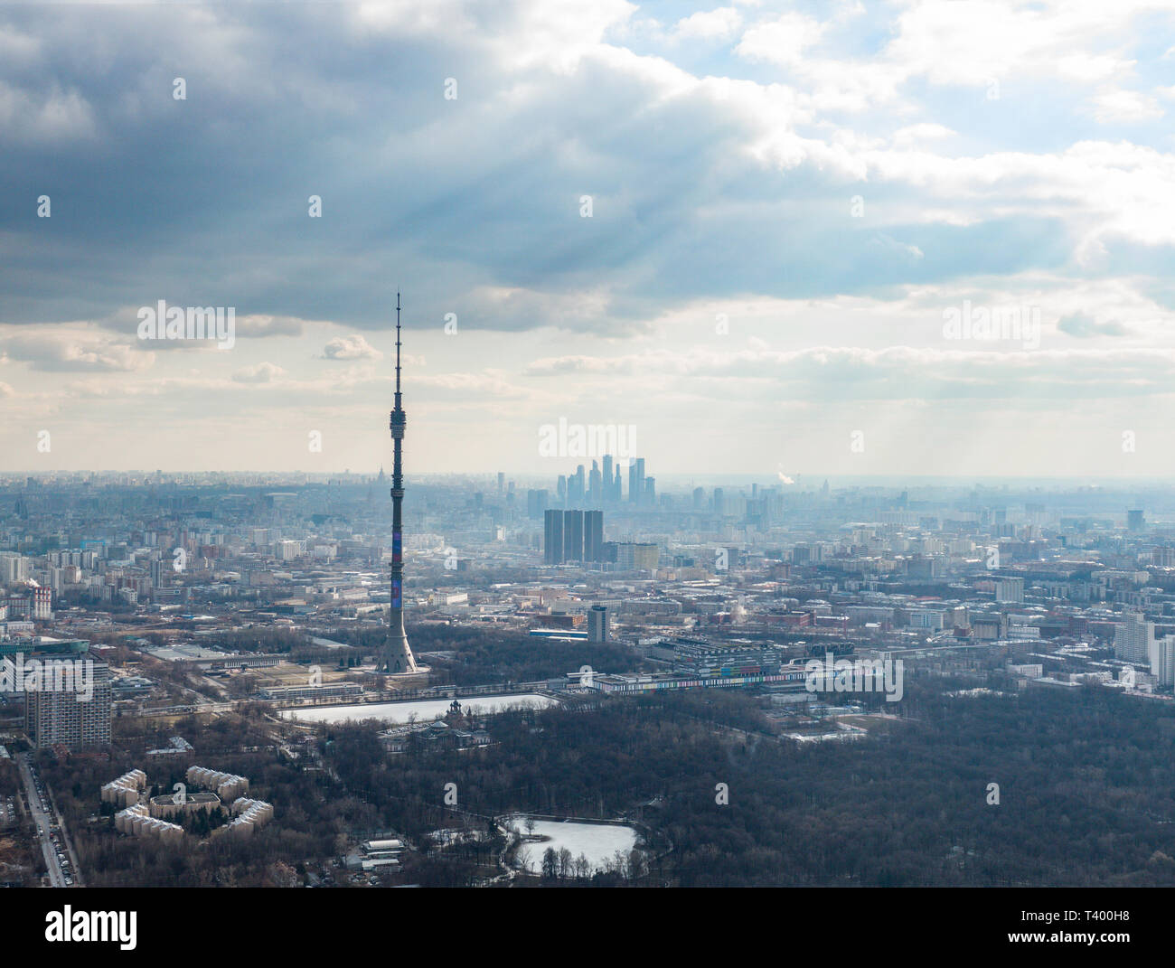 April 7, 2019, Moskau. Luftaufnahme des im Norden von Moskau, auf der linken Ostankino Fernsehturm, im Hintergrund Moscow International IBC. Stockfoto