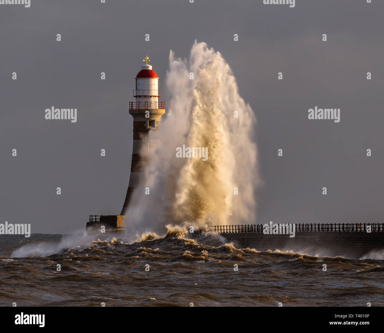 Welle Leuchtturm Sturm Stockfotos Und Bilder Kaufen Alamy