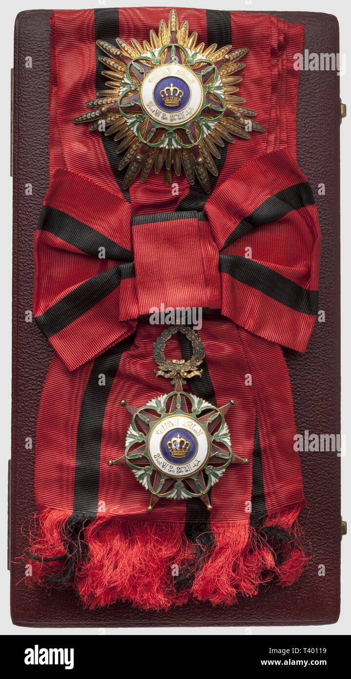 Ordre des Deux Rivières, ensemble de Grand croix à titre Zivil, en Vermeil, Plaque, diamètre 90 mm, Bijou, Abmessungen 95 x 68 mm, avec écharpe, dans son coffret de la Maison' Garrard'. Créé par l'Emir Feycal, en l'honneur des Deux Fleuves, l'Euphrate et le Tigre qui traversent Le Pays, Additional-Rights - Clearance-Info - Not-Available Stockfoto