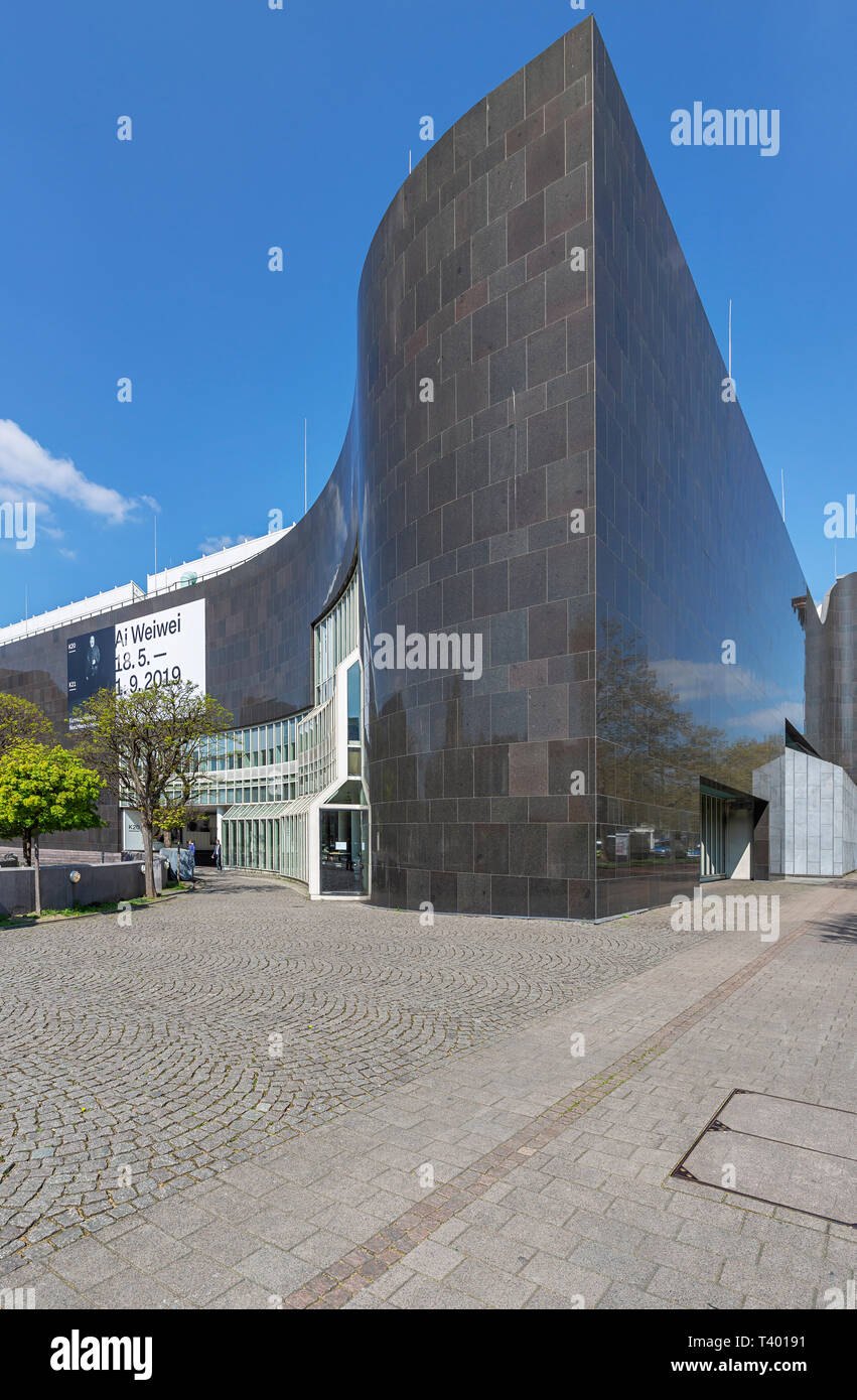 Düsseldorf - Blick auf Museum K20 am Grabbe-Platz, Nordrhein Westfalen, Deutschland, Nordrhein-Westfalen, Deutschland, 11.04.2019 Stockfoto