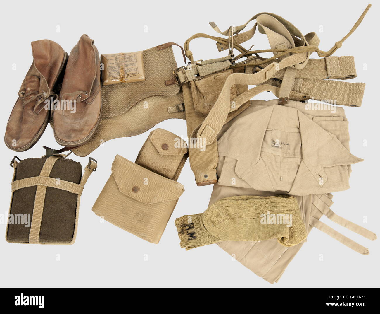 ARMEES ALLIEES 1939-1945, Officier Danse armée Anglaise, kurze Tropical avec étiquette, illisible saharienne aertex Datée 43, Paire de Bas de Laine, Paire de guêtrons Web datés 42, Paire de Bandes molletières Courtes, ceinturon web Daté 40, Paire de bretelles X-Straps Datées 42, Paire d'aiguillettes Mle 37, étui de Revolver web Daté 33 et dragonne, étui de Jumelles avec étui à boussole Daté 33, bidon et sangles Daté 40, pansement sous Film transparent Daté 41, Paire de chaussures civiles Après-guerre, Additional-Rights - Clearance-Info - Not-Available Stockfoto