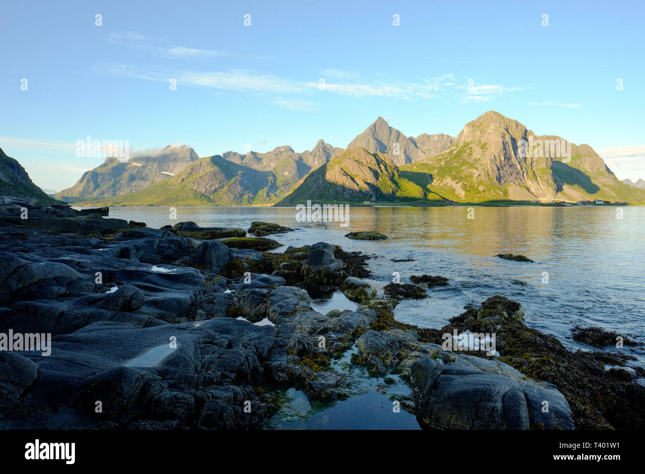 Die robuste Sommer Küste und die Berglandschaft der Insel Flakstadøya im Archipel in Nordland Lofoten norwegen Stockfoto