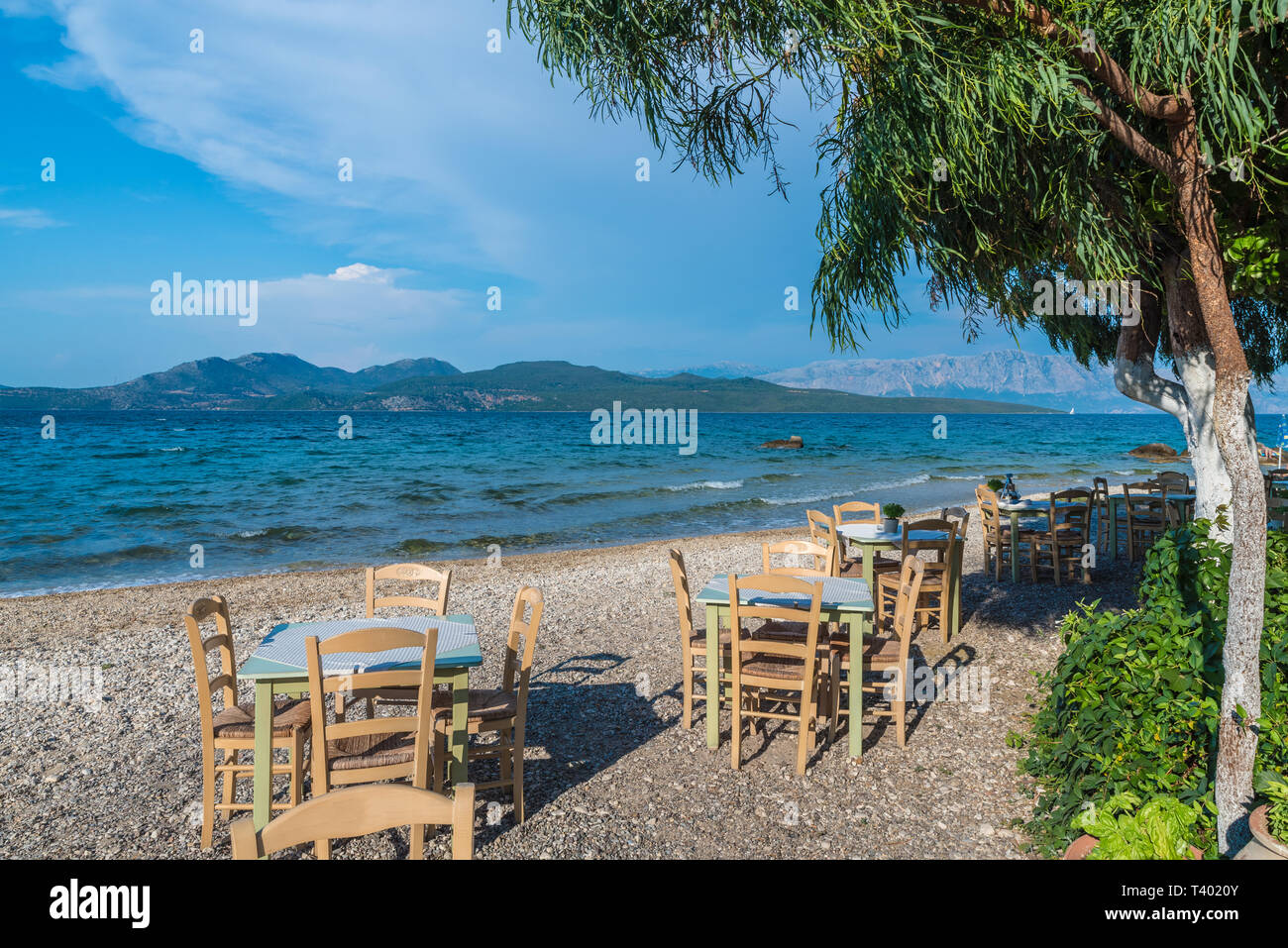 Taverna mit Tisch und Stühlen auf Nikiana Beach, Insel Lefkada, Griechenland Stockfoto
