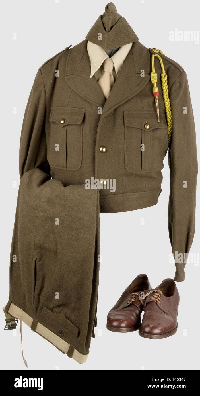 GUERRE D'Indochine - GUERRE D'Algerie, Tenue de sortie d'un Soldat de l'Armée de terre, Motorhaube de Police de Drap fin M-46 (petits trous de Milben), blouson et Pantalon de drap M-46 (ce letzte Daté 55 ou 56?), fourragère aux Couleurs de la Médaille Militaire avec olive Croix de Guerre 39-45 et Frettchen Doré, Hemd toile 48, cravate réglementaire, ceinture geben uns, Paire de chaussettes souliers et Paire de bas Bruns/Rouges (ressemelées?) datés 60, Additional-Rights - Clearance-Info - Not-Available Stockfoto