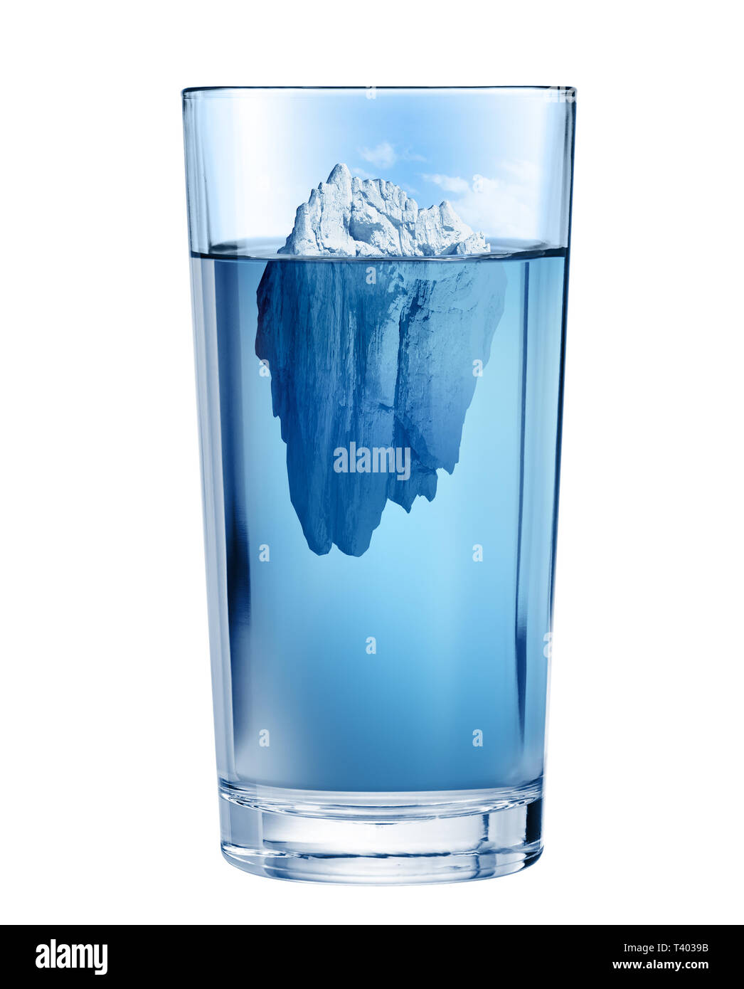 Eisberg in Glas. Frisches Wasser Erschöpfung Umwelt Konzept. Isoliert mit Freistellungspfad enthalten. Stockfoto